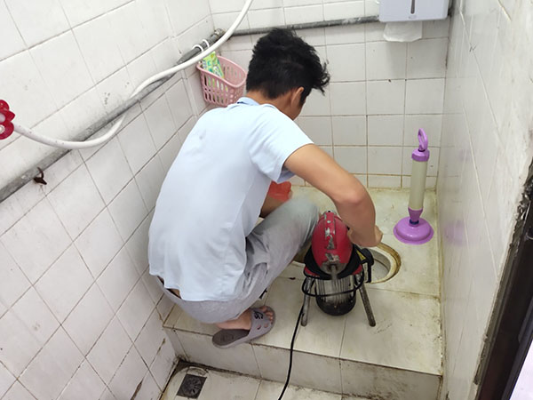 杨林尾镇肥皂掉到马桶里把马桶堵住了怎么办？马桶堵住了怎么办