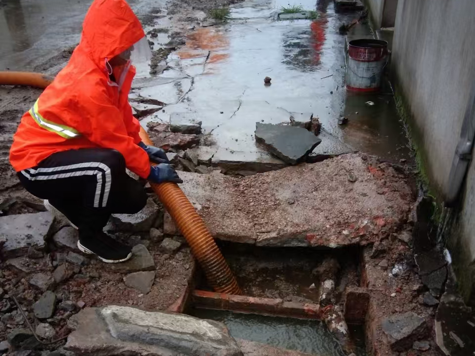 杨林尾镇专业清理污水池 炜誉市政以规范流程守护城市 “肠道”